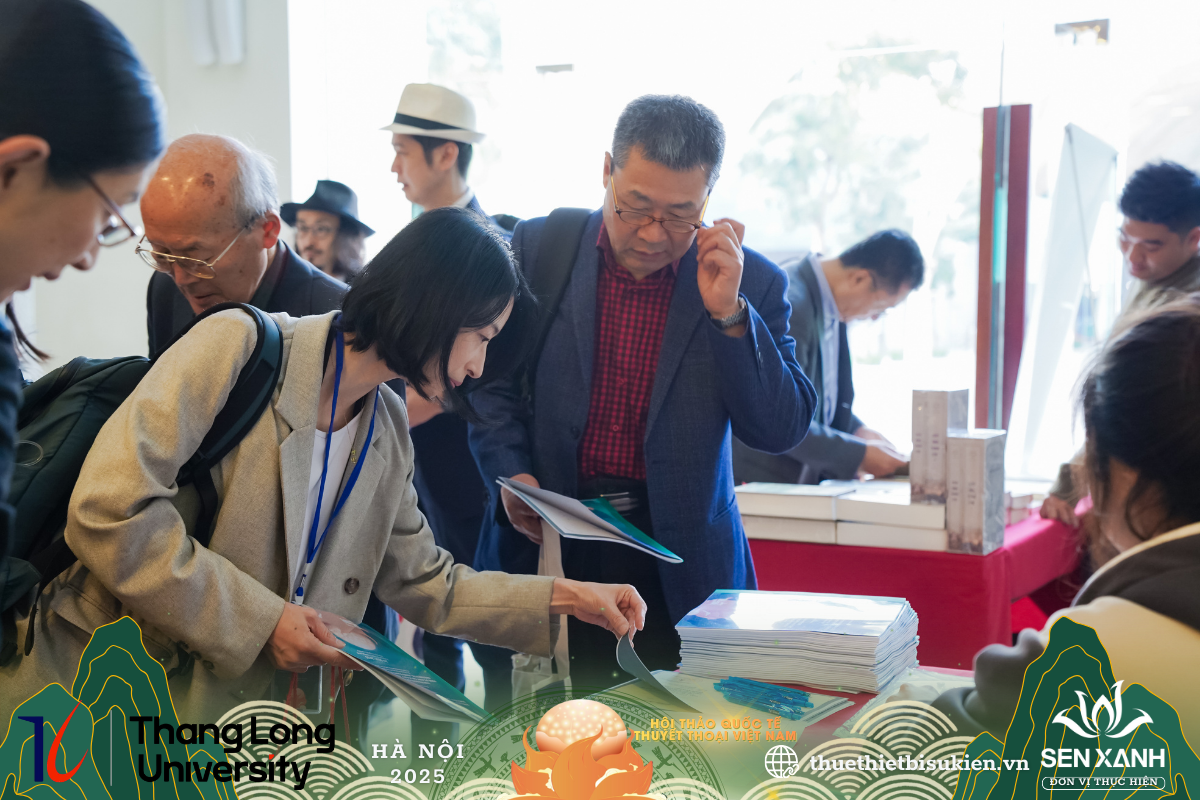 Khách mời tham khảo sách sự kiện