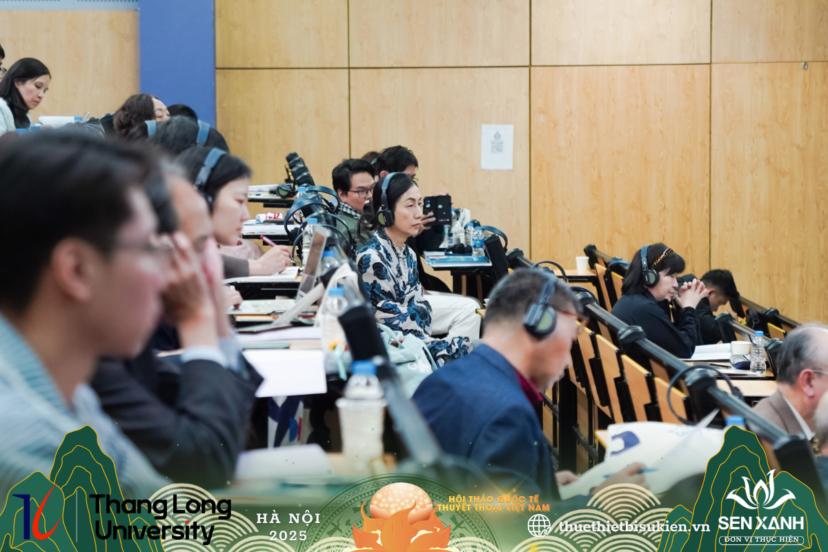 Mọi người chăm chú lắng nghe