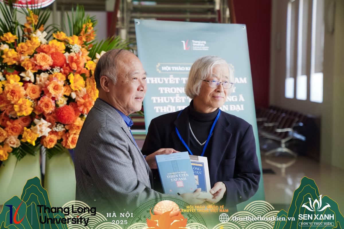 Trao tặng sách hay