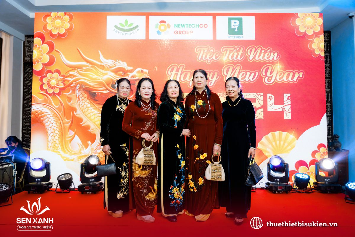 Backdrop tiệc tất niên do Sen Xanh thi công Backdrop tiệc tất niên do Sen Xanh thi công