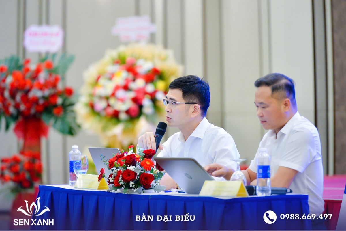 Bàn đại biểu đã bao gồm đầy đủ phụ kiện