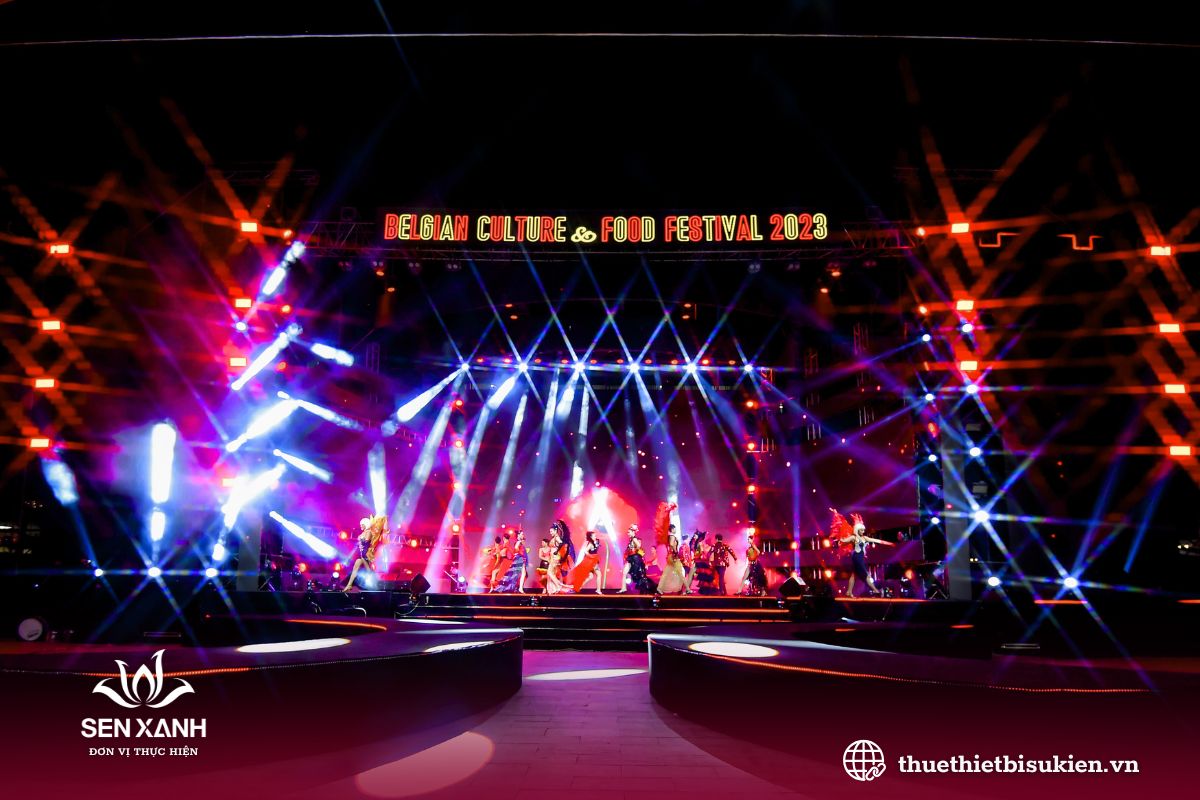 Sân khấu có hệ thống âm thanh, ánh sáng ấn tượng Sân khấu có hệ thống âm thanh, ánh sáng ấn tượng