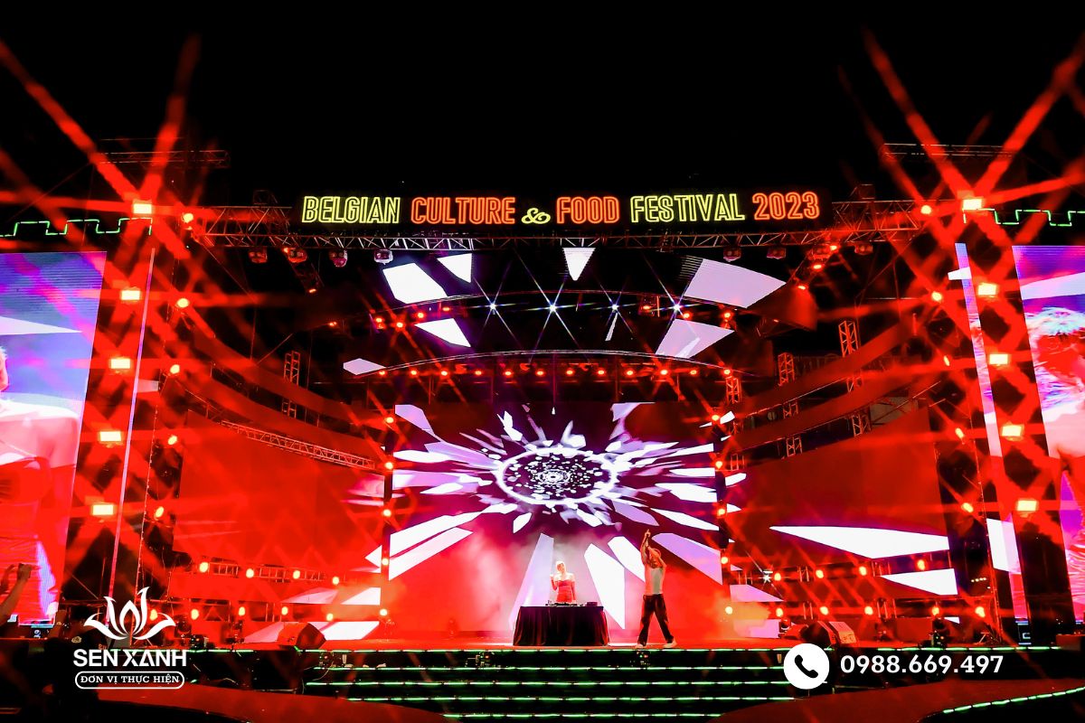 Sân khấu phù hợp với quy mô của sự kiện Sân khấu phù hợp với quy mô của sự kiện