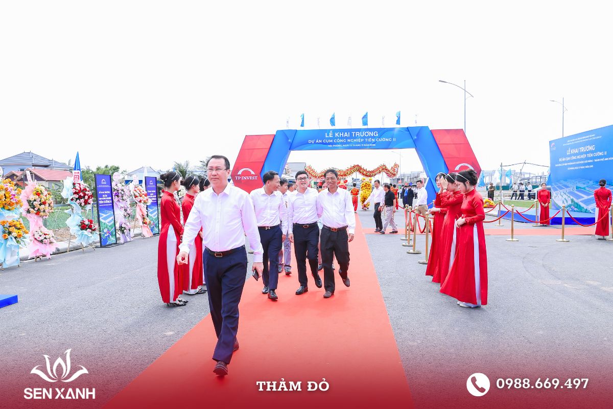 Thảm đỏ trong sự kiện khai trương kcn Tiên Cường II