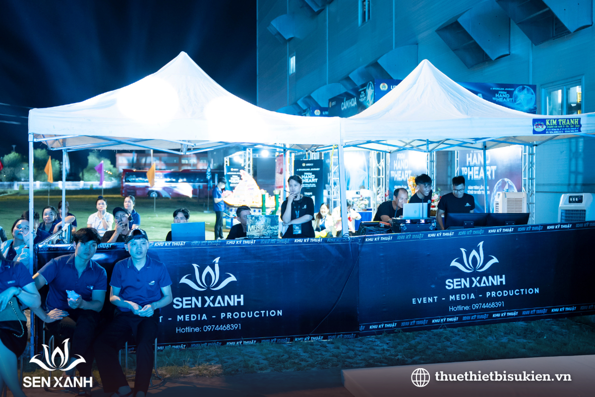 Đội ngũ kỹ thuật setup màn hình LED