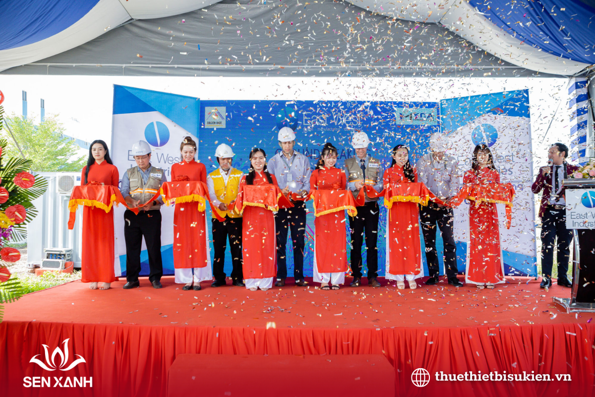 Khoảnh khắc thực hiện nghi thức khởi công Khoảnh khắc thực hiện nghi thức khởi công