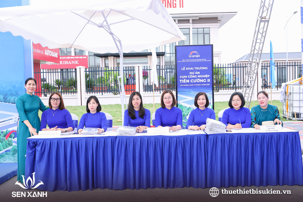 Khu vực ô dù che nắng cho khách mời