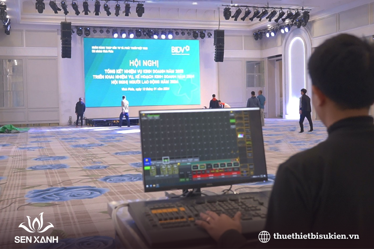 Đội ngũ kỹ thuật Sen Xanh kiểm tra hệ thống trước giờ khai mạc Đội ngũ kỹ thuật Sen Xanh kiểm tra hệ thống trước giờ khai mạc